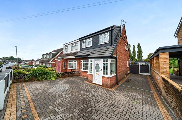 3 Bedroom Semi-Detached House For Sale In Hereford Way, Middleton, Manchester, M24