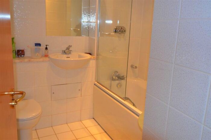 2 Bedroom Flat For Sale In Manbre Road, London, W6