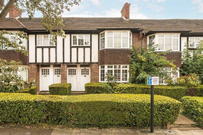 2 Bedroom Maisonette For Sale In Gracefield Gardens, Streatham, SW16