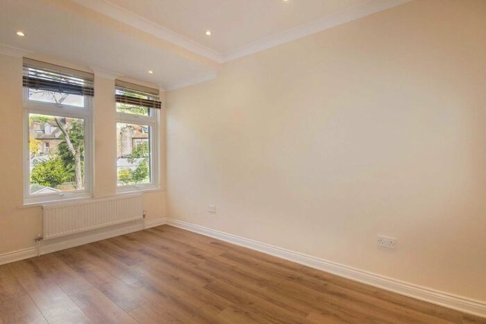 2 Bedroom Flat To Rent In Ravenscroft Road, London, W4