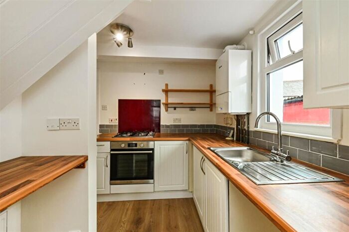 1 Bedroom Flat For Sale In Charles Street, Petersfield, GU32