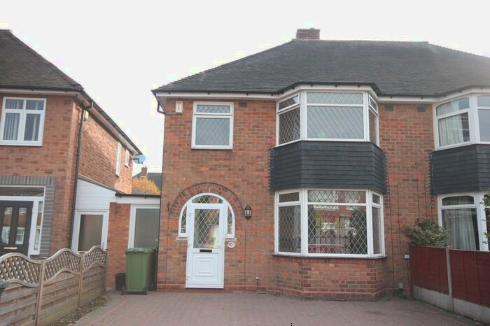 3 Bedroom Semi-Detached House To Rent In Fernhill Road, Solihull, B92