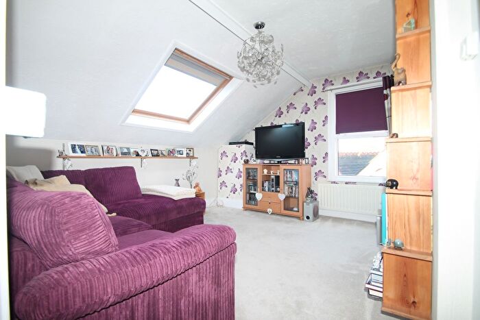1 Bedroom Flat To Rent In Hatchlands Road, Redhill, RH1