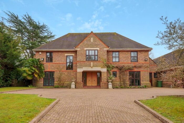 3 Bedroom Detached House To Rent In Chargate Close, Burwood Park, Hersham, Walton-On-Thames, KT12