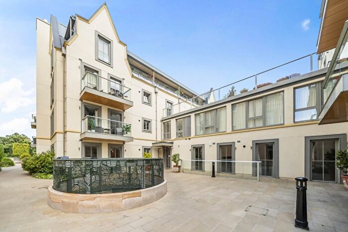 2 Bedroom Flat For Sale In Coopers Hill Lane, Englefield Green, Egham, TW20