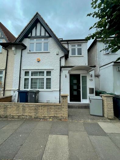 5 Bedroom Semi-Detached House To Rent In Gainsborough Gardens, Golders Green London, NW11