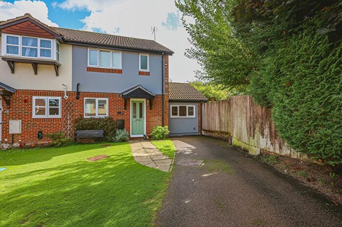 3 Bedroom Semi-Detached House For Sale In Sherwood Close, Liss, Hampshire, GU33