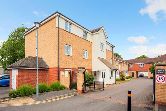 2 Bedroom Flat To Rent In Sherriff Close, Esher, KT10