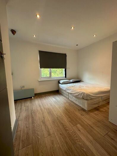 Studio To Rent In Collier Row Lane, Collier Row, Romford, RM5