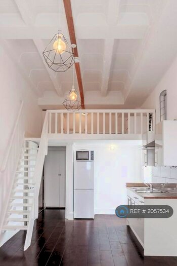 Studio To Rent In Hanover House, London, NW2