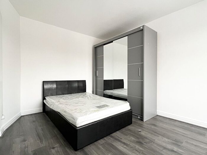 Studio To Rent In North Circular Road, Palmers Green, N13