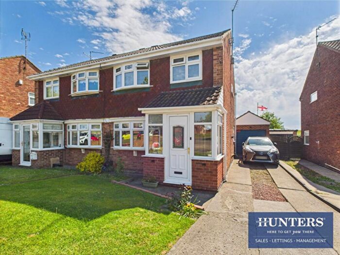 3 Bedroom Semi-Detached House For Sale In North Farm Avenue, Sunderland, SR4