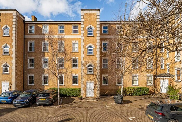 2 Bedroom Flat For Sale In Clarence Mews, Rotherhithe, London, SE16