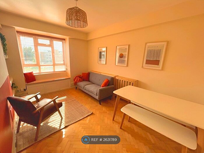 2 Bedroom Flat To Rent In Clapham Common, London, SW4