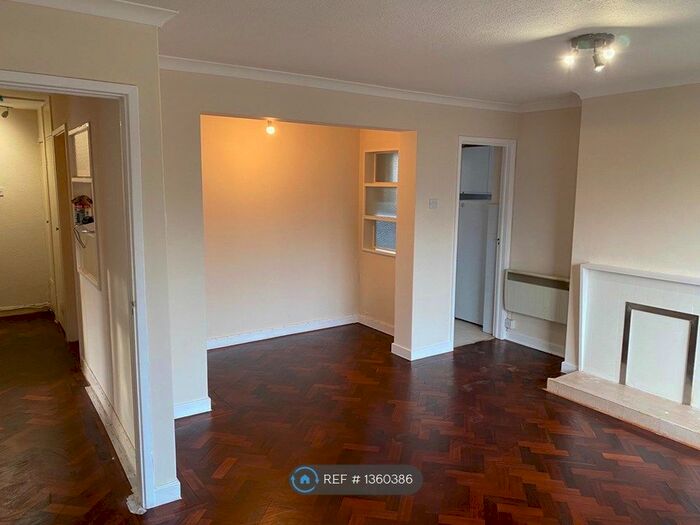 2 Bedroom Maisonette To Rent In Linden Court, Leatherhead, KT22