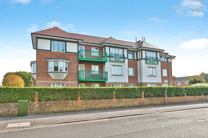 3 Bedroom Flat For Sale In Stuart Road, Highcliffe, Christchurch, Dorset, BH23