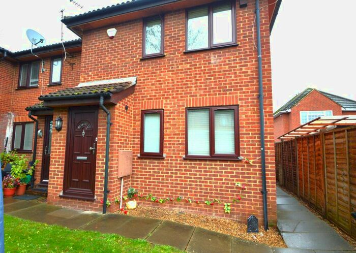 1 Bedroom Garage / Parking To Rent In Mountbatten Close, Slough, Berkshire, SL1