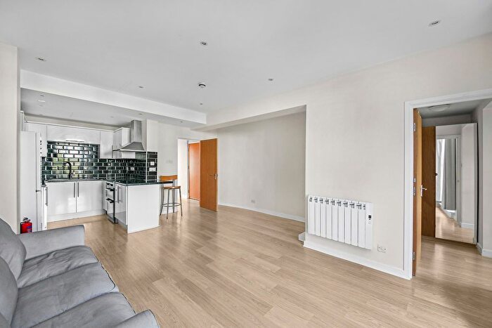2 Bedroom Flat To Rent In Arundel Gardens, London, W11