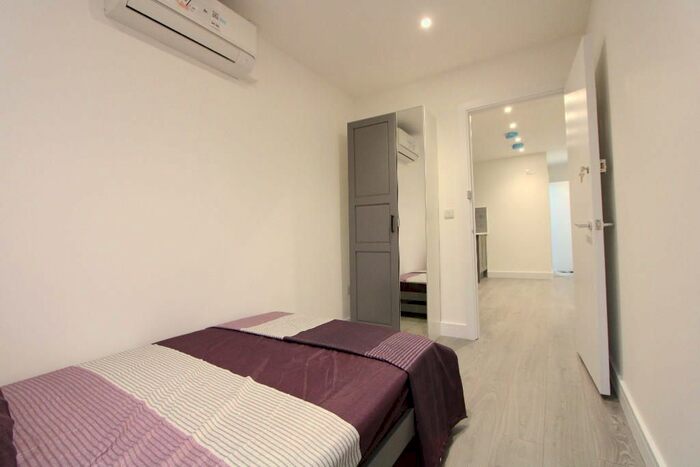 3 Bedroom Flat To Rent In Parkgate Road, London, SW11
