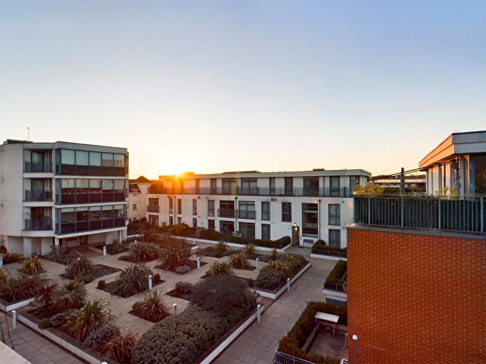 2 Bedroom Apartment For Sale In Chertsey, Surrey, KT16