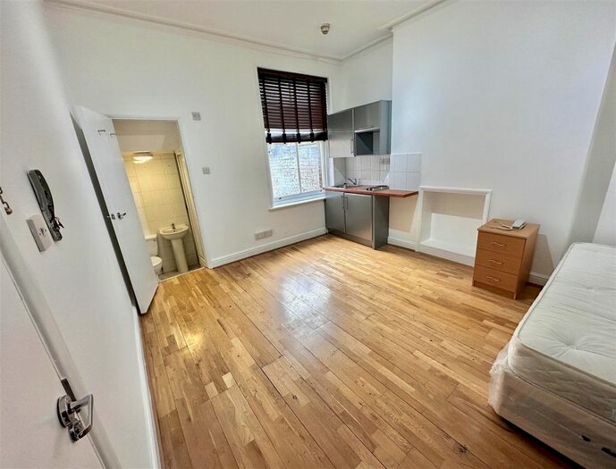 Studio To Rent In Kilburn High Road, London, NW6