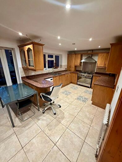 4 Bedroom Semi-Detached House To Rent In Albans Avenue, AL3