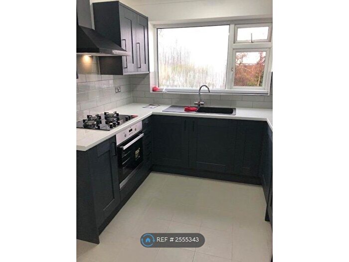 2 Bedroom Flat To Rent In Snakes Lane, Woodford Green, IG8