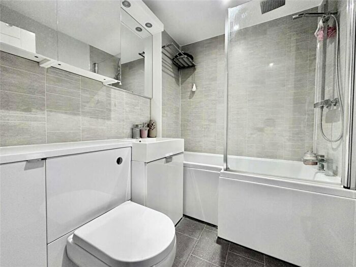 1 Bedroom Apartment For Sale In - Victoria Road, Farnborough, Hampshire, GU14