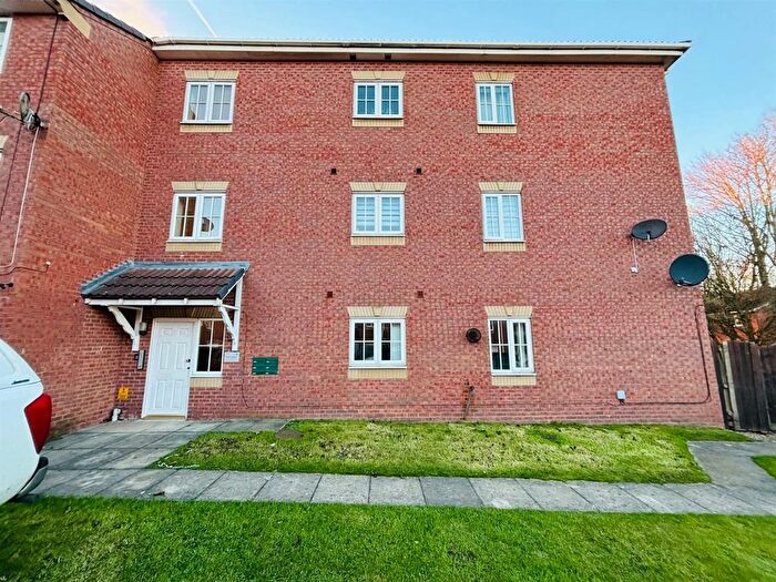 2 Bedroom Flat For Sale In Kensington Way, Leeds, LS10