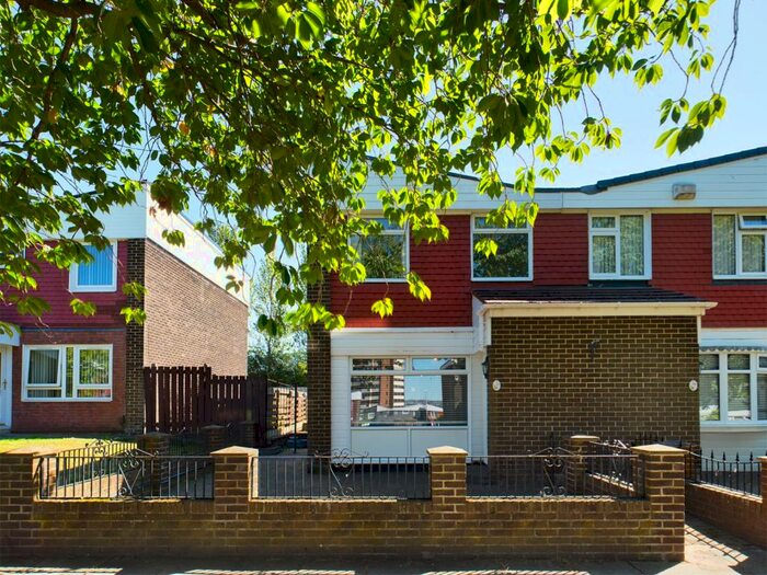 3 Bedroom End Of Terrace House To Rent In Bramhope Green, Harlow Green, Gateshead, NE9