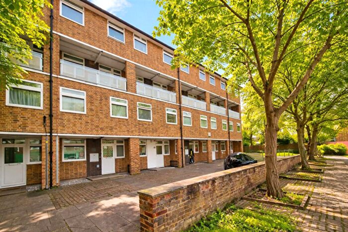 2 Bedroom Maisonette For Sale In Tappesfield Road, London, SE15
