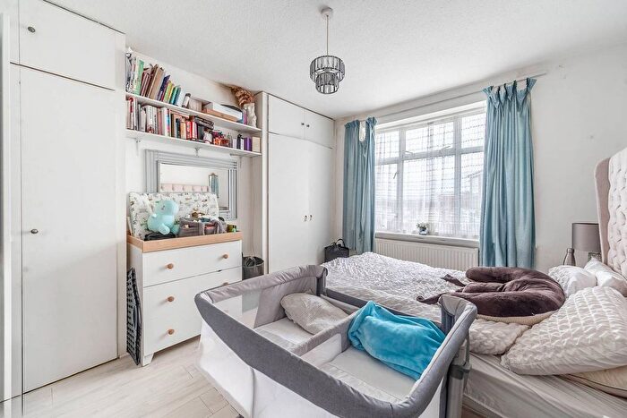 1 Bedroom Maisonette To Rent In Grove Crescent, Colindale, London, NW9