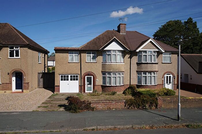 4 Bedroom Semi-Detached House For Sale In Kenilworth Drive, Croxley Green, Rickmansworth, WD3