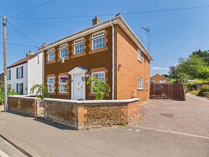 3 Bedroom Detached House For Sale In Lynn Road, Downham Market, PE38