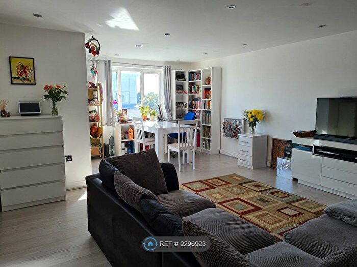 2 Bedroom Flat To Rent In Primrose Place, Isleworth, TW7