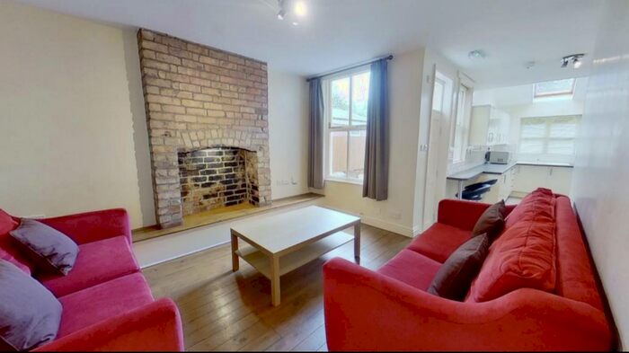 5 Bedroom Semi-Detached House To Rent In Cycle Road, Nottingham, Nottinghamshire, NG7