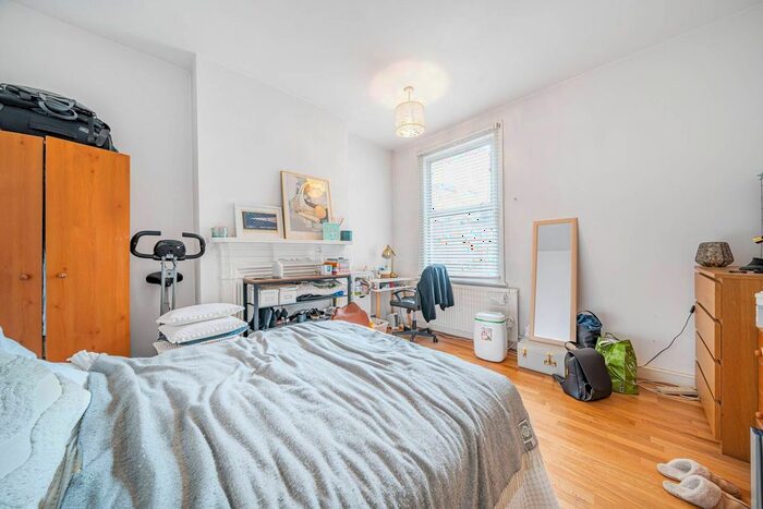 3 Bedroom Flat To Rent In Weir Road, Balham, London, SW12