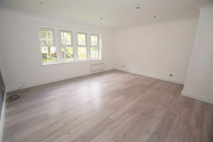 2 Bedroom Flat To Rent In Roundhay, LS8