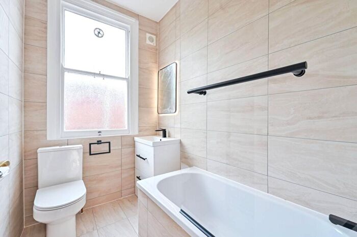 2 Bedroom Flat To Rent In Chatham Street, Elephant And Castle, London, SE17