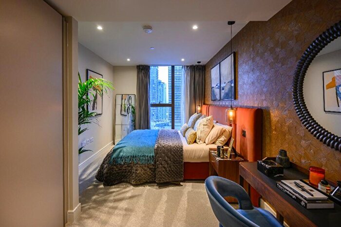 2 Bedroom Apartment For Sale In South Quay Plaza, Canary Wharf, London, E14