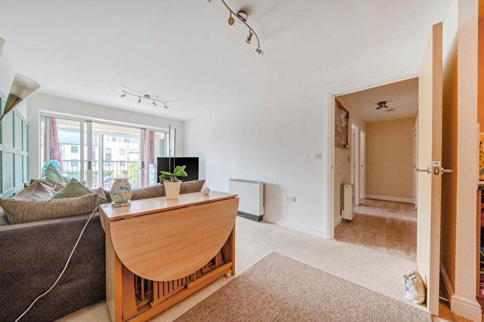 2 Bedroom Flat To Rent In Thornhill Close, Carterton, OX18
