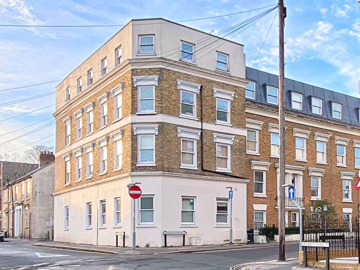 Studio To Rent In Birchett Road, Aldershot, Hampshire, GU11