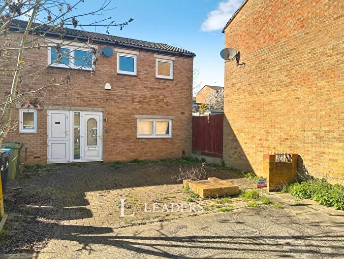 4 Bedroom Semi Detached House For Sale In Gledfield Place, Hodge Lea, Milton Keynes, MK12