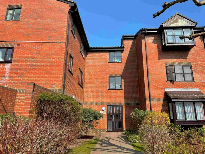 Studio To Rent In Gladbeck Way, Enfield, EN2