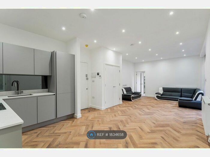 2 Bedroom Flat To Rent In High Street Wanstead, London, E11