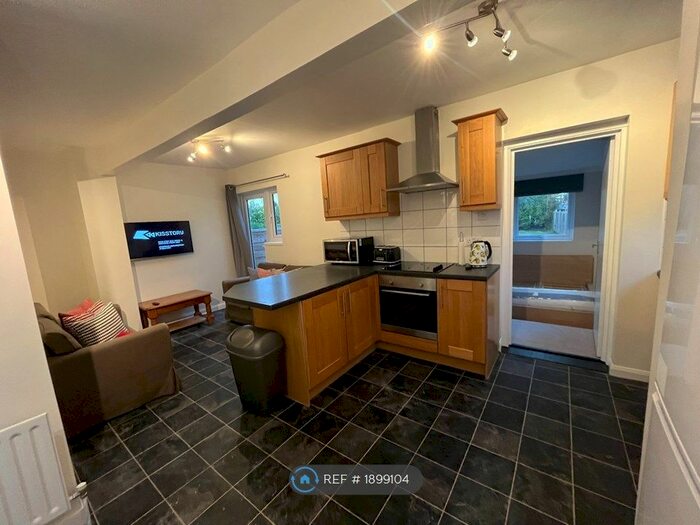 5 Bedroom Semi-Detached House To Rent In Gloucester Road, Guildford, GU2