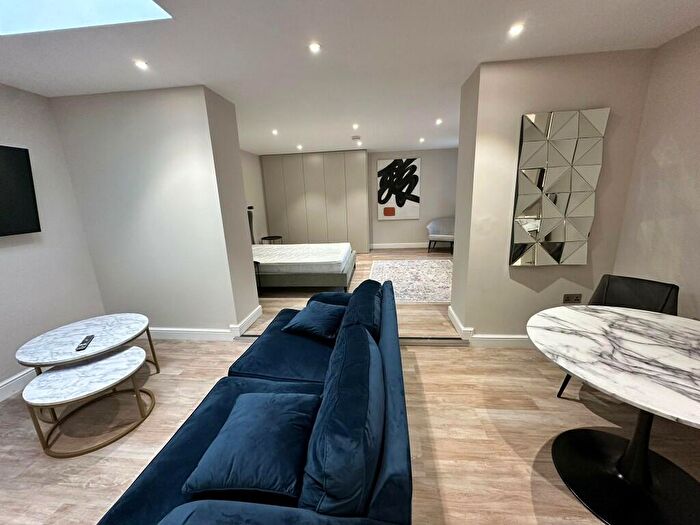 1 Bedroom Apartment To Rent In East Parade, Leeds, West Yorkshire, LS1