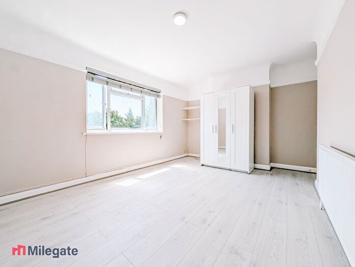 2 Bedroom Flat To Rent In Angel Hill, Sutton, SM1