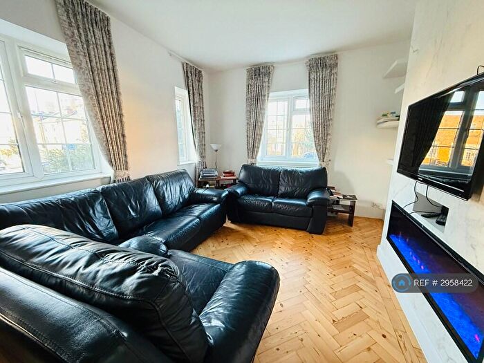 2 Bedroom Flat To Rent In London, London, NW4