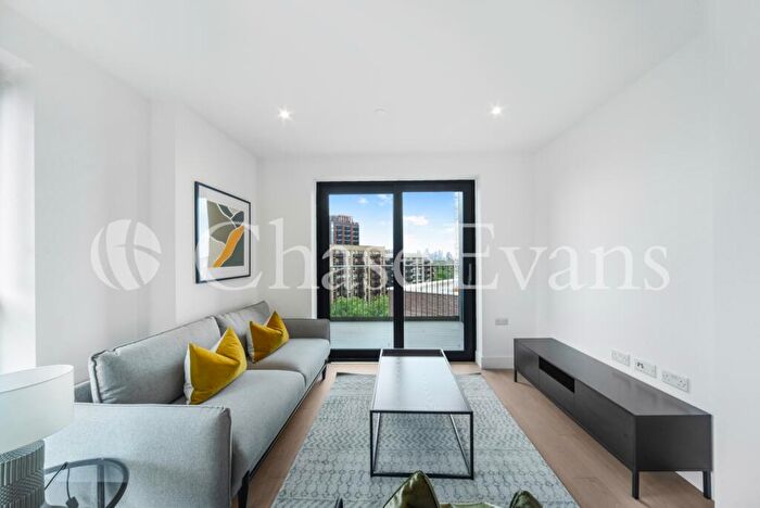 2 Bedroom Flat To Rent In Hawksbury Heights, Hewson Way, Elephant & Castle, London, SE17